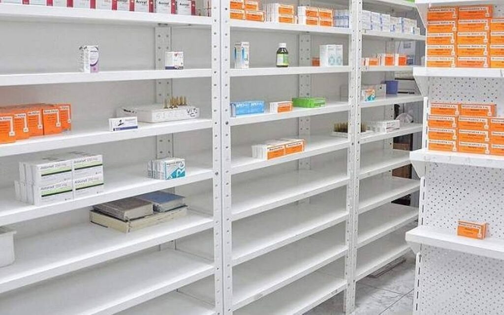 Estantería vacía en la farmacia de un hospital público del Ministerio de Salud Pública de Ecuador, reflejando el desabastecimiento de medicamentos.